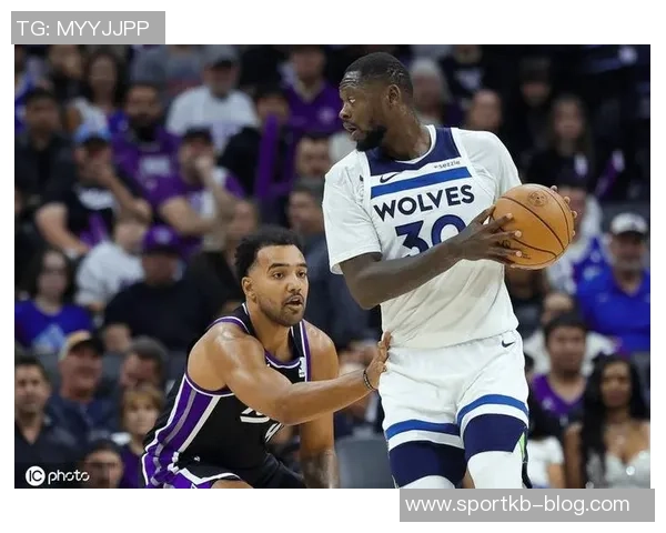 兰德尔半场表现稳定12投4中贡献13分5篮板1助攻状态回暖助力球队奋战